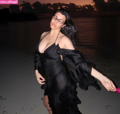 Kourtney Kardashian [ kourtney-kardashian ] - Sorry can t talk rn I m all tied up