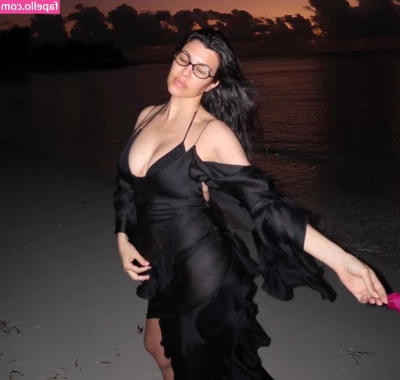 Kourtney Kardashian [ kourtney-kardashian ] - Main butterfly here!)