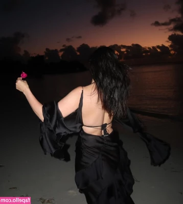 Kourtney Kardashian [ kourtney-kardashian ] - Could you help me take this off