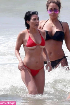 Kourtney Kardashian [ kourtney-kardashian ] - Bom dia com fotinho no espelho