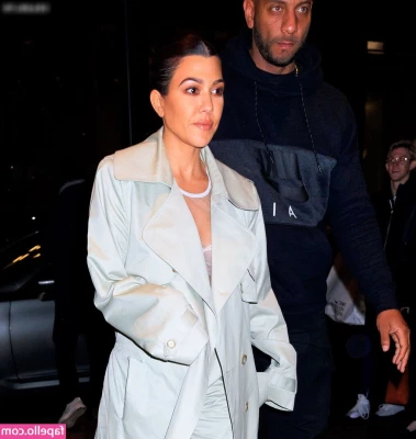 Kourtney Kardashian [ kourtney-kardashian ] - morning and night 🙂