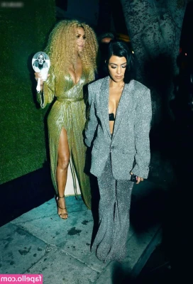 Kourtney Kardashian [ kourtney-kardashian ] - feeling so cuteeeee