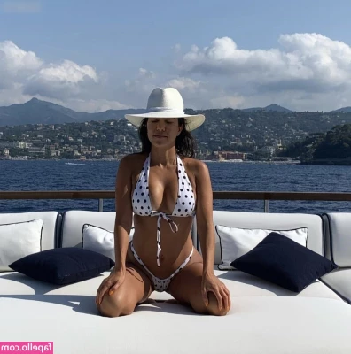 Kourtney Kardashian [ kourtney-kardashian ] - Trying my first XL dragon dildo!!