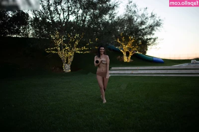 Kourtney Kardashian [ kourtney-kardashian ] - You ever titty fucked and gotten a BJ at the same time  That s the part 1