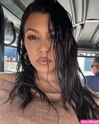 Kourtney Kardashian [ kourtney-kardashian ] - Forgot how much I love skirts 🥰🥰🥰