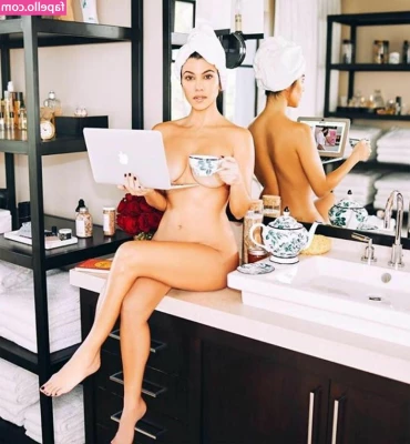 Kourtney Kardashian [ kourtney-kardashian ] - Got a couple new accessories