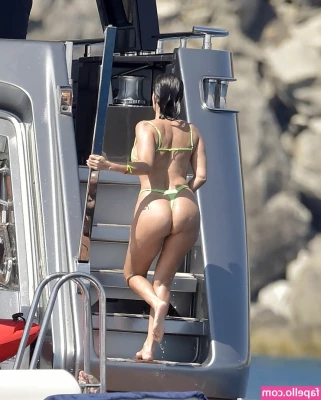 Kourtney Kardashian [ kourtney-kardashian ] - Für alle Latex und Satin Liebhaber - hier wird es schön eng für part 1