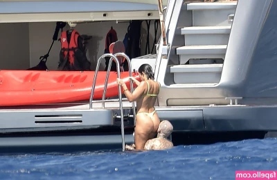 Kourtney Kardashian [ kourtney-kardashian ] - I wanna show you i’m a naughty girl