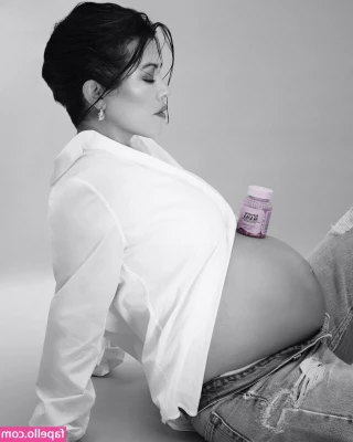 Kourtney Kardashian [ kourtney-kardashian ] - Playful mode in the heat