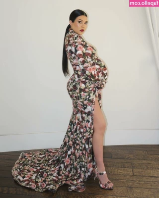 Kourtney Kardashian [ kourtney-kardashian ] - Two minutes of me showing a pillow a really good time...
