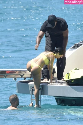 Kourtney Kardashian [ kourtney-kardashian ] - I was watching her get dressed and then she slid me inside her mouth
