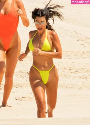 Kourtney Kardashian [ kourtney-kardashian ] - I know you've been waiting for this ass <3 It's gonna be making