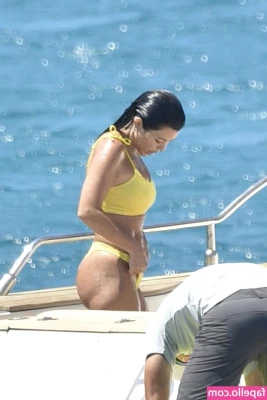 Kourtney Kardashian [ kourtney-kardashian ] - N'importe quoi ces photos 😆