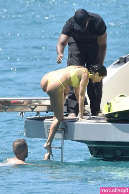 Kourtney Kardashian [ kourtney-kardashian ] - Feeling really sexy so i had to show you what i was up to