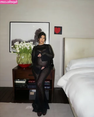 Kourtney Kardashian [ kourtney-kardashian ] - You should shut your door and give me a closer look 🤫👀