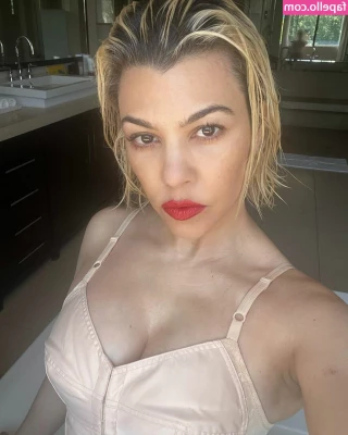 Kourtney Kardashian [ kourtney-kardashian ] - Do you like watching me fuck myself  I sure do enjoy doing it for you