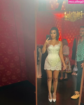 Kourtney Kardashian [ kourtney-kardashian ] - Happy weekend