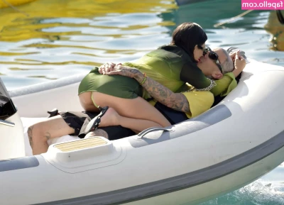Kourtney Kardashian [ kourtney-kardashian ] - My fans just voted over on my VIP page so I posted a 20 minute sex