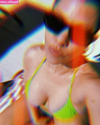Kourtney Kardashian [ kourtney-kardashian ] - Cum with me baby let s take a dip
