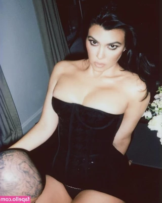 Kourtney Kardashian [ kourtney-kardashian ] - Would you fuck me