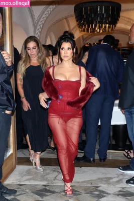 Kourtney Kardashian [ kourtney-kardashian ] - Bonne soirée mes boys 🐾