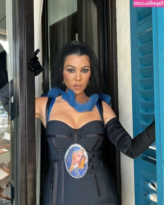 Kourtney Kardashian [ kourtney-kardashian ] - happy thursday