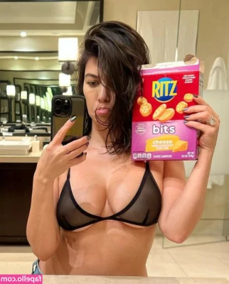 Kourtney Kardashian [ kourtney-kardashian ] - Just an update I'll be online at 11pm GMT just running behind hope to