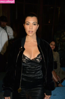 Kourtney Kardashian [ kourtney-kardashian ] - Hi  I m back  I finally managed to leave Russia  I am very happy