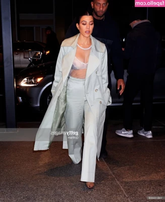 Kourtney Kardashian [ kourtney-kardashian ] - good morning and happy holidays   bonjour et bonnes vacances part 1