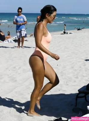 Kourtney Kardashian [ kourtney-kardashian ] - SALUDOS YA ESTAMOS DEVUELTA