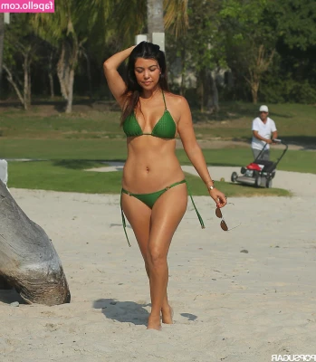 Kourtney Kardashian [ kourtney-kardashian ] - Hey guys! Sites being so glitchy today, I'm sorry I can't respond or
