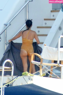Kourtney Kardashian [ kourtney-kardashian ] - Huomaatko miten koitin vetää paidan helmaa eteen  ettei pillu