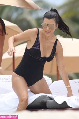 Kourtney Kardashian [ kourtney-kardashian ] - I bet you wanna see more!
