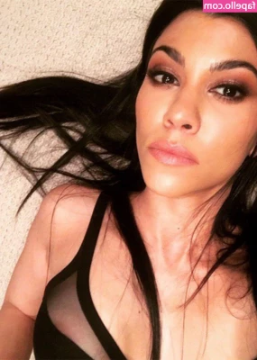Kourtney Kardashian [ kourtney-kardashian ] - A little walk and smoke before bed  ft a quick titty flash   Seconds