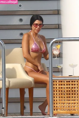 Kourtney Kardashian [ kourtney-kardashian ] - Mmmmmmmmmmm