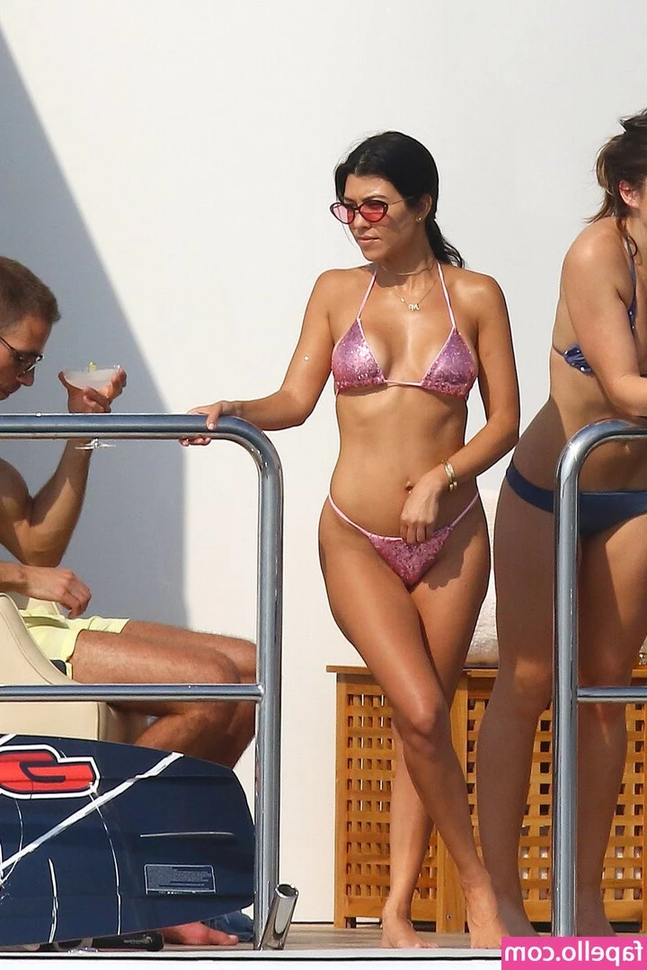 Kourtney Kardashian [ kourtney-kardashian ] - Pretty in pink 💋