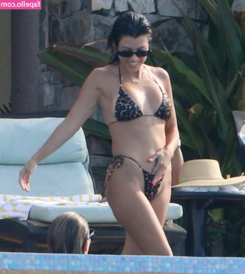 Kourtney Kardashian [ kourtney-kardashian ] - Lick Lick Lick me from my heel to my toes