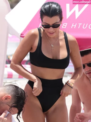 Kourtney Kardashian [ kourtney-kardashian ] - Stream started at 05 22 2024 04 34 am