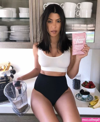 Kourtney Kardashian [ kourtney-kardashian ] - 💛Don't look down this morning!💫 . #smile #bright #morning