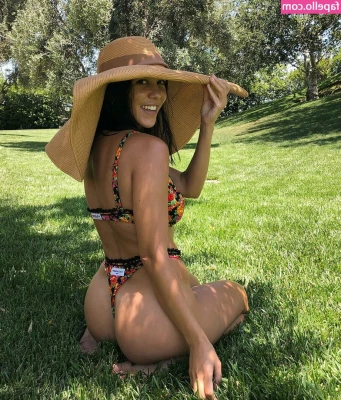 Kourtney Kardashian [ kourtney-kardashian ] - Taking off your sneakers and socks