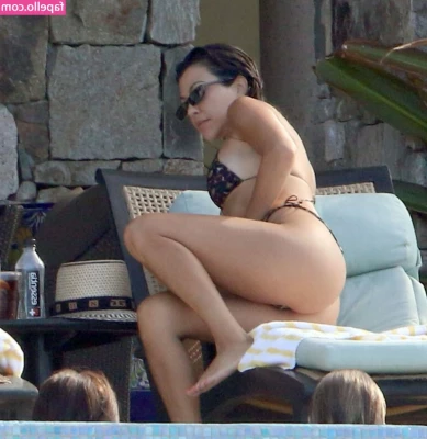Kourtney Kardashian [ kourtney-kardashian ] - the string feels so tight on my asshole ngl LMAO