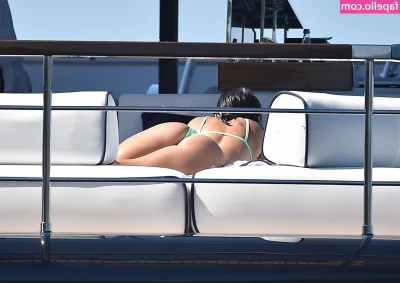 Kourtney Kardashian [ kourtney-kardashian ] - Do you like my sweater?