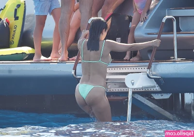 Kourtney Kardashian [ kourtney-kardashian ] - A little quickie before bed is always fun!😳 How about we make it