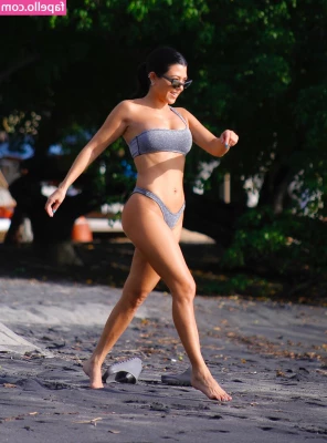 Kourtney Kardashian [ kourtney-kardashian ] - Would you come to my pool party and give me a foot rub