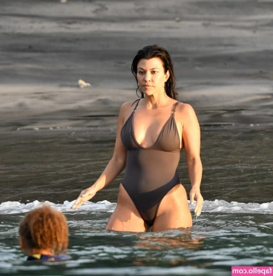 Kourtney Kardashian [ kourtney-kardashian ] - I know you wanna hear me moan for you Daddy 🤭 You wanna see my
