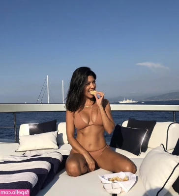 Kourtney Kardashian [ kourtney-kardashian ] - So much kinky girl-on-girl action at this play party in a swanky