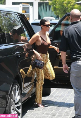 Kourtney Kardashian [ kourtney-kardashian ] - 
