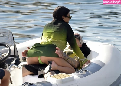 Kourtney Kardashian [ kourtney-kardashian ] - Sneak peak at what your asshole can expect tomorrow