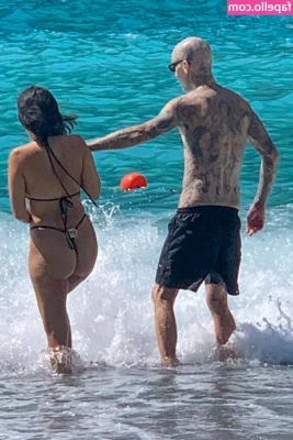 Kourtney Kardashian [ kourtney-kardashian ] - I know you would suck that foot   You wanna see more of this  slide