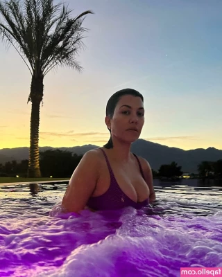 Kourtney Kardashian [ kourtney-kardashian ] - Waiting to get in the shower  lt 3